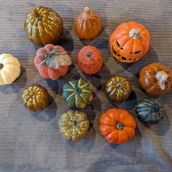 12 Decorate Pumpkins - Picture 1 of 2